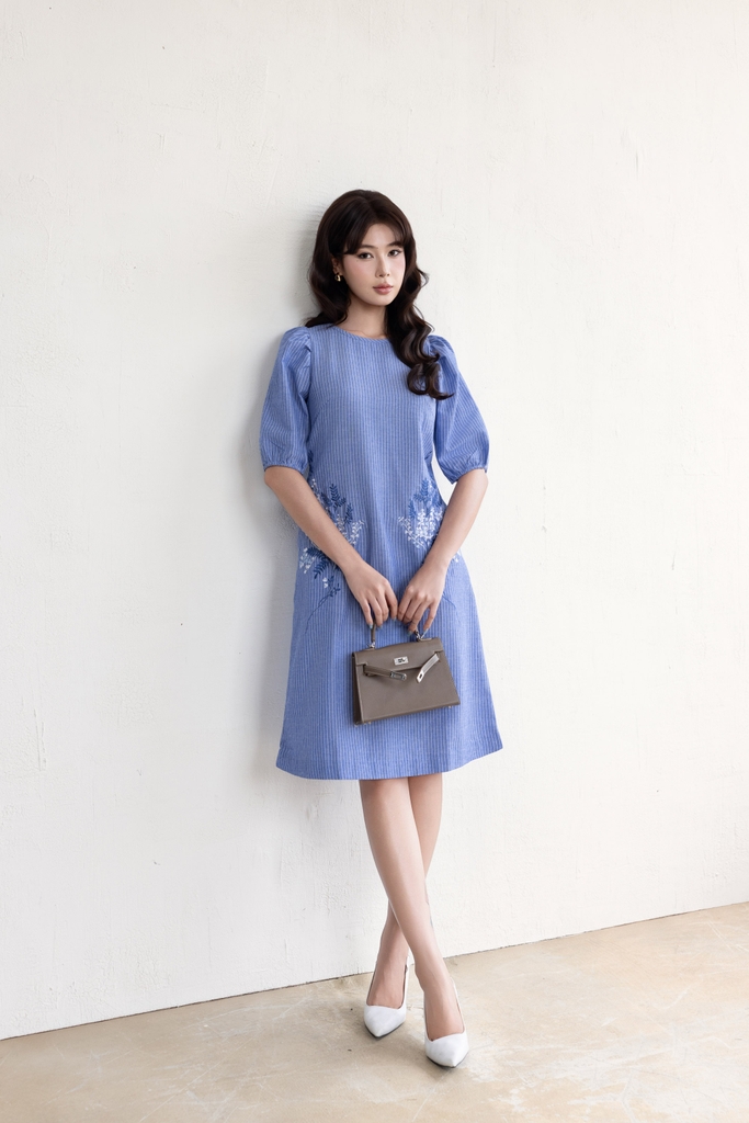 SWANLAKE | Váy Đầm Nữ Midi Suông Vải Cotton Sọc Thêu Hoa Cổ Tròn Tay Lỡ Có Túi Dạo Phố Hè D13675LW01