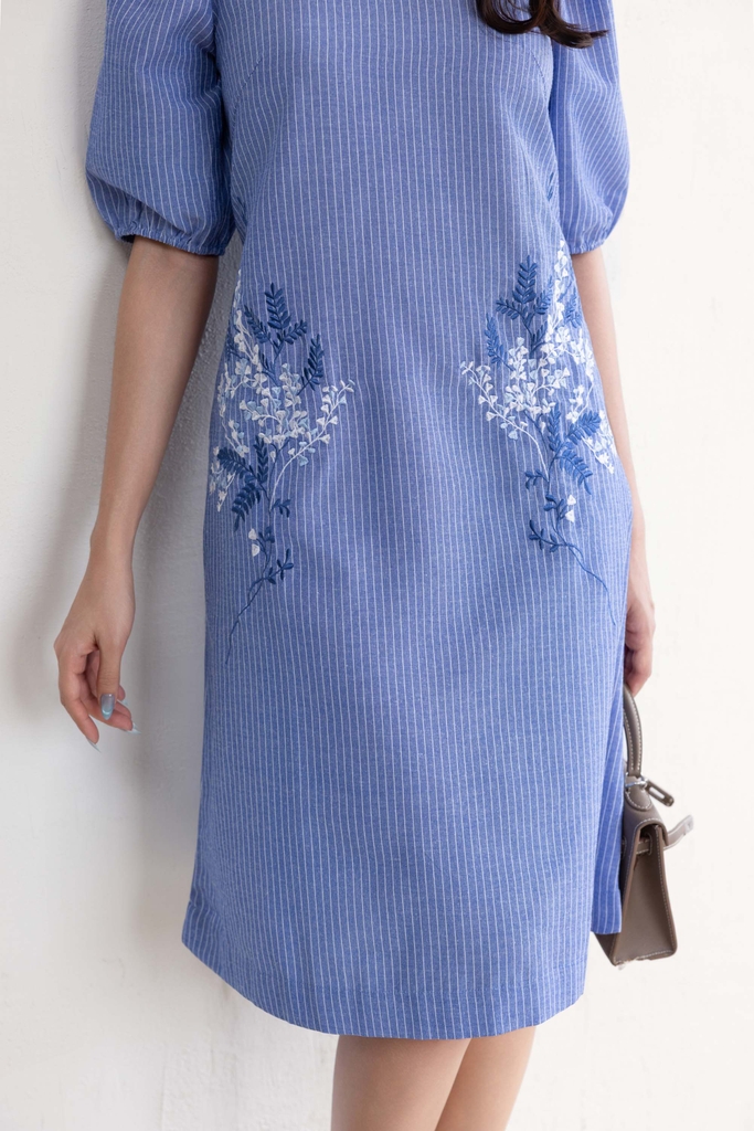 SWANLAKE | Váy Đầm Nữ Midi Suông Vải Cotton Sọc Thêu Hoa Cổ Tròn Tay Lỡ Có Túi Dạo Phố Hè D13675LW01