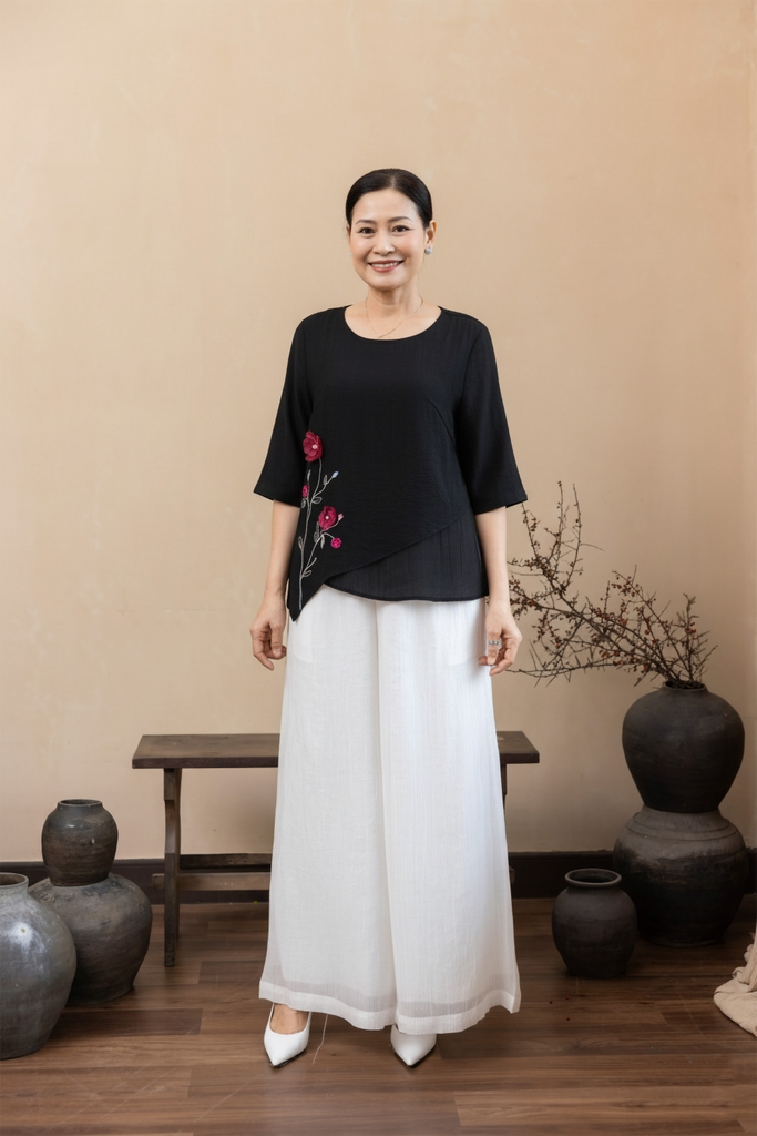 M Collection | Áo Kiểu Trung Niên Tặng Mẹ Phom Suông Lớp Ngoài Vạt Xéo Thêu Kết Hợp Đính Hoa 3D Chất Liệu Lụa Hàn - A12412LW01