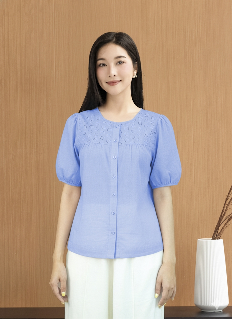 SWANLAKE | Áo Kiểu Nữ Tay Phồng Bo Chun Vải Linen Phối Ren Hoa Đục Lỗ Cài Nút Thanh Lịch A12891LW01