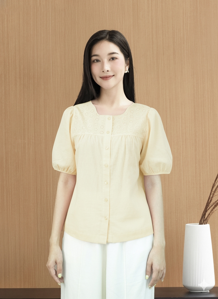 SWANLAKE | Áo Kiểu Nữ Tay Phồng Bo Chun Vải Linen Phối Ren Hoa Đục Lỗ Cài Nút Thanh Lịch A12891LW01