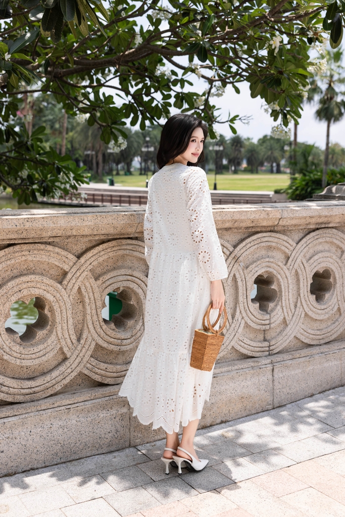 SWANLAKE | Váy Đầm Nữ Maxi Đuôi Cá Babydoll Cotton Thêu Đục Lỗ Trơn Cổ Trụ Cài Nút Tay Dài Hè D12394LW12