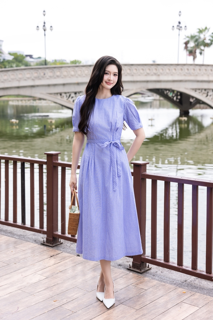 SWANLAKE | Váy Đầm Nữ Xòe Chiết Eo Tôn Dáng Vải Cotton Linen Sọc Cổ Tròn Tay Ngắn Thanh Lịch D13711LW01