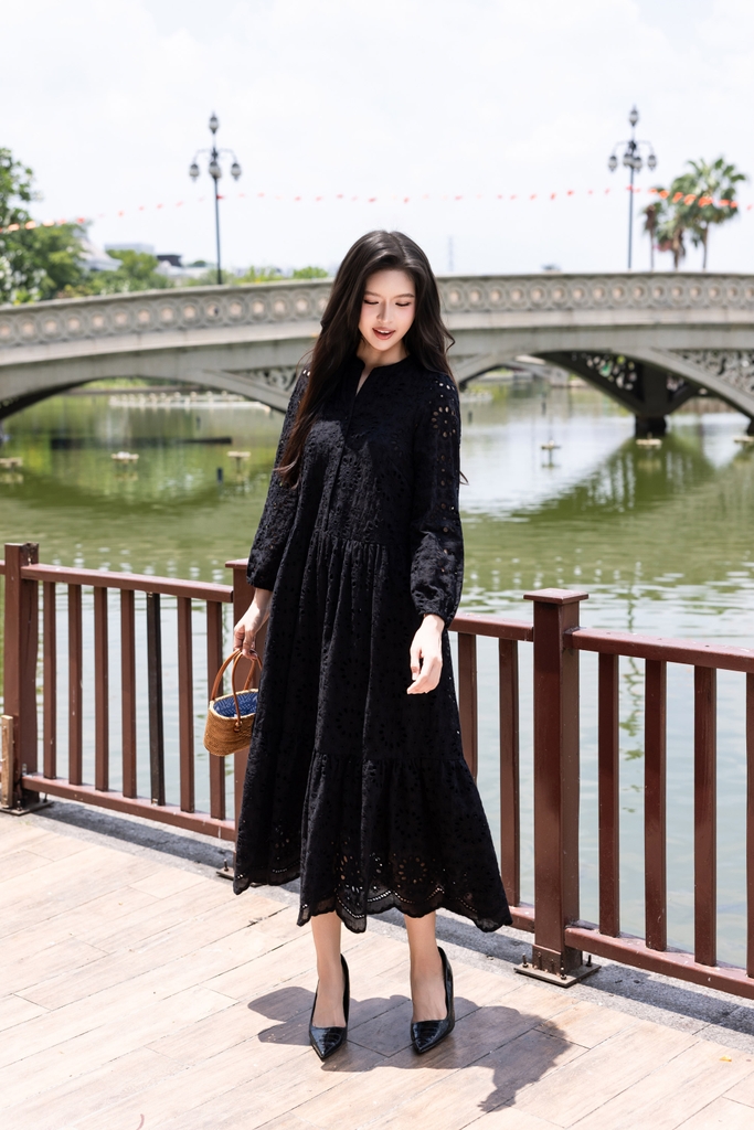 SWANLAKE | Váy Đầm Nữ Maxi Đuôi Cá Babydoll Cotton Thêu Đục Lỗ Trơn Cổ Trụ Cài Nút Tay Dài Hè D12394LW12