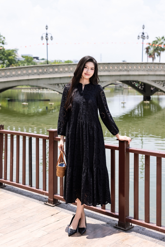 SWANLAKE | Váy Đầm Nữ Maxi Đuôi Cá Babydoll Cotton Thêu Đục Lỗ Trơn Cổ Trụ Cài Nút Tay Dài Hè D12394LW12