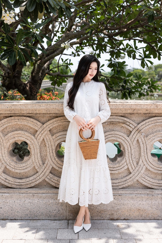 SWANLAKE | Váy Đầm Nữ Maxi Đuôi Cá Babydoll Cotton Thêu Đục Lỗ Trơn Cổ Trụ Cài Nút Tay Dài Hè D12394LW12