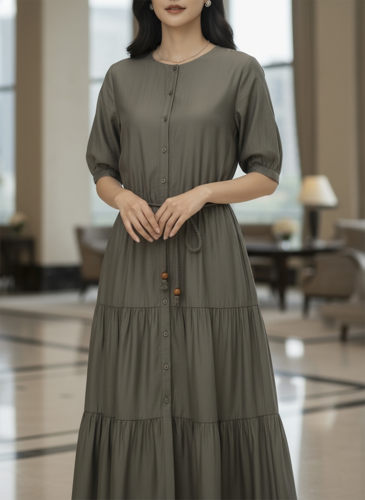 SWANLAKE | Váy Đầm Nữ Maxi Xếp Tầng Vải Tơ Cotton Trơn Cổ Tròn Cài Nút Dây Thắt Eo Công Sở D13042LW01