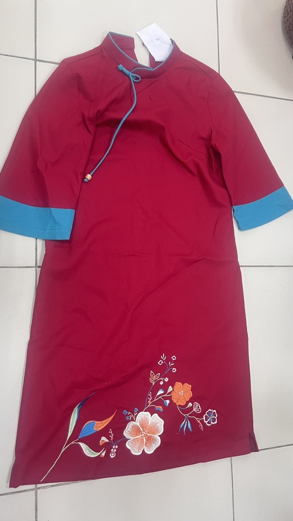 SWANLAKE | Váy Đầm Midi Nữ Phom Suông Cổ Tròn Tay Lỡ Thêu Hoa Chất Vải Linen Đi Tết Dự Tiệc D13232LW01