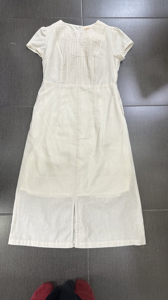 SWANLAKE | Váy Đầm Nữ Midi Cổ Chữ V Cài Nút Xếp Ly Vải Linen Tay Ngắn Thắt Eo Xẻ Tà Công Sở D13288LW01