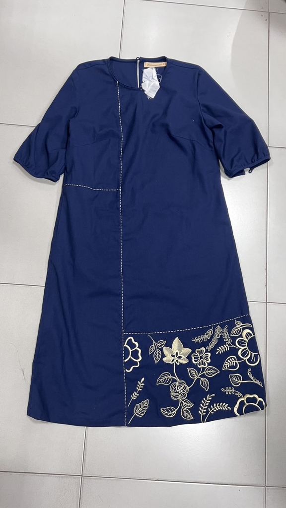 SWANLAKE | Váy Đầm Nữ Midi Suông Cổ Tròn Tay Lỡ Vải Linen Thêu Hoa Cao Cấp Công Sở Dạo Phố D13339LW01