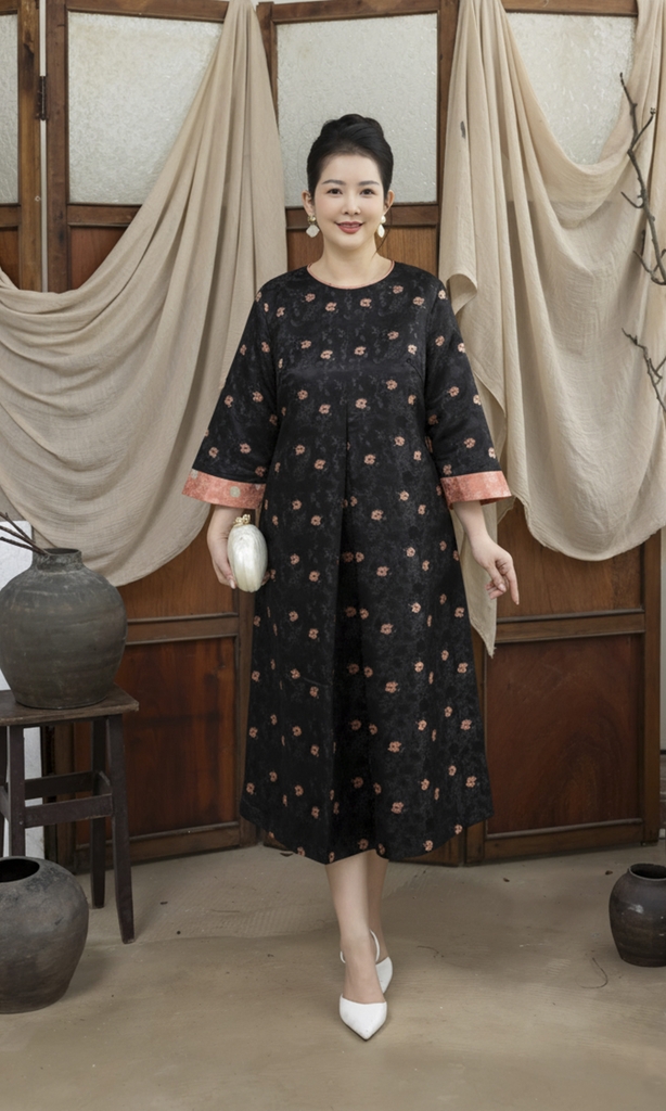 M COLLECTION | Váy Đầm Nữ Trung Niên Tặng Mẹ Cổ Tròn Vải Gấm Hoa Taffta Tay Dài Đi Tiệc D13372LW01