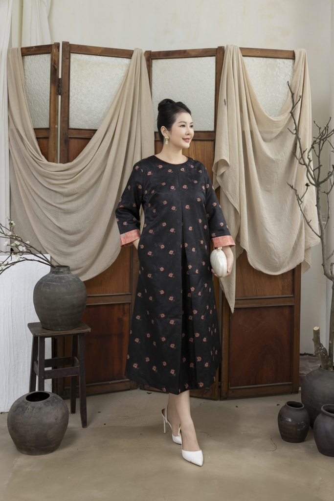 M COLLECTION | Váy Đầm Nữ Trung Niên Tặng Mẹ Cổ Tròn Vải Gấm Hoa Taffta Tay Dài Đi Tiệc D13372LW01