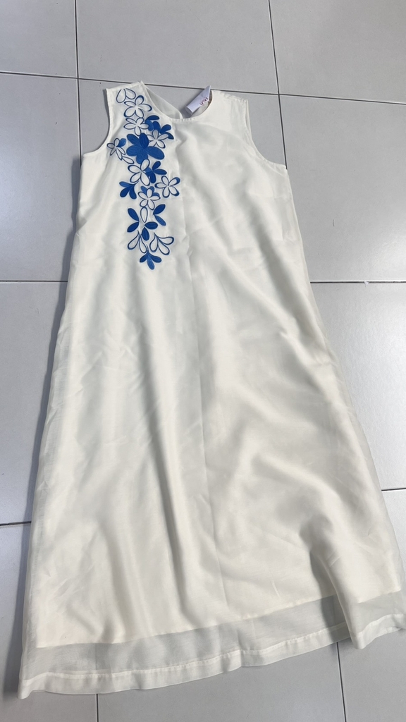 SWANLAKE | Váy Đầm Nữ Maxi Phom Suông Sát Nách Cổ Tròn Vải Tơ Hai Lớp Thêu Hoa Thanh Lịch D13453LW01