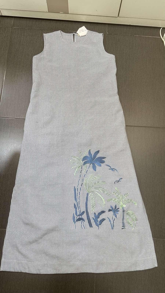 SWANLAKE | Váy Đầm Nữ Suông Sát Nách Vải Cotton Sọc Thêu Hoa Cổ Tròn Dạo Phố Du Lịch Hè D13550LW01