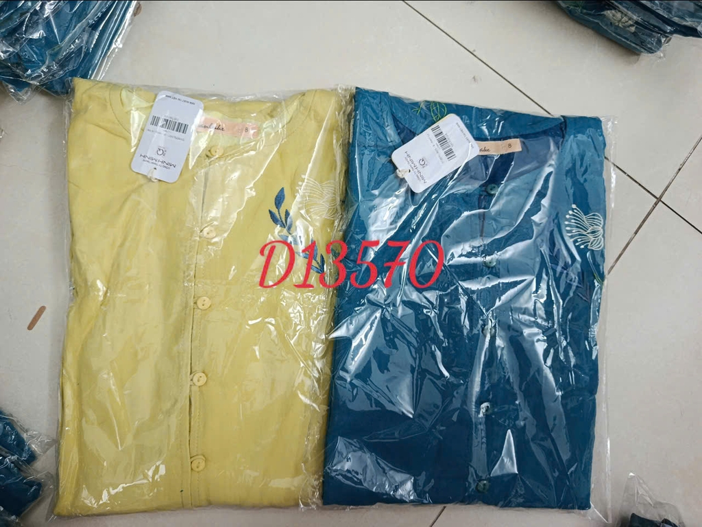 SWANLAKE | Váy Đầm Nữ Maxi Suông Tay Ngắn Cổ Tròn Cài Nút Vải Linen Thêu Hoa Có Túi Công Sở D13570LW01
