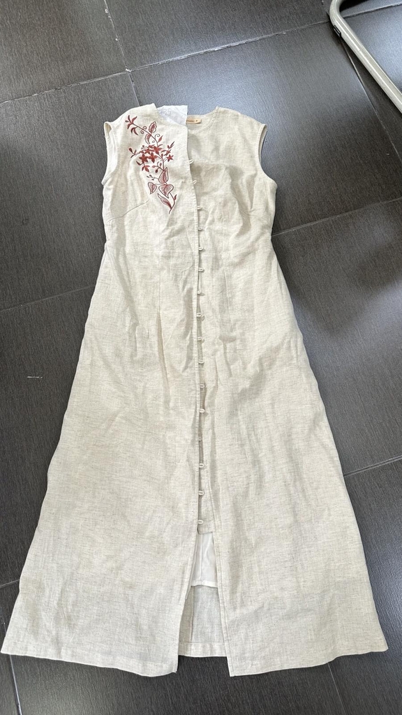 SWANLAKE | Váy Đầm Nữ Suông Dài Sát Nách Cài Nút Cổ Chữ V Vải Linen Thêu Hoa Công Sở Dạo Phố D13735LW01