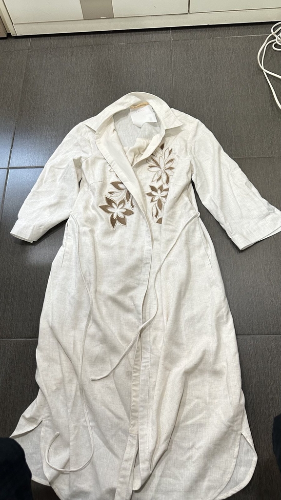 SWANLAKE | Váy Đầm Nữ Sơ Mi Suông Cài Nút Vải Linen Hàn Thêu Hoa Tay Lỡ Dây Thắt Eo Công Sở D13763LW01