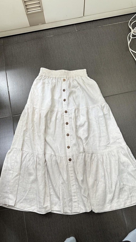 SWANLAKE | Chân Váy Nữ Dài Xòe Nhiều Tầng Lưng Thun Vải Linen Đính Nút Công Sở Thanh Lịch V13795LW01