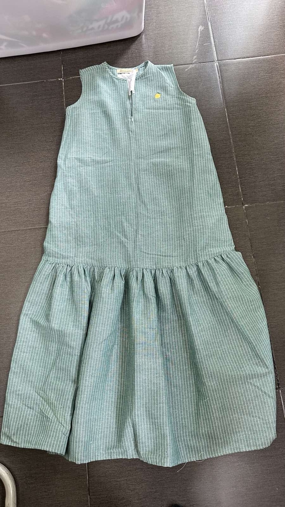SWANLAKE | Váy Đầm Nữ Suông Sát Nách Vải Cotton Sọc Cổ Trụ Xẻ Bèo Nhún Dạo Phố Du Lịch Hè D13798LW01