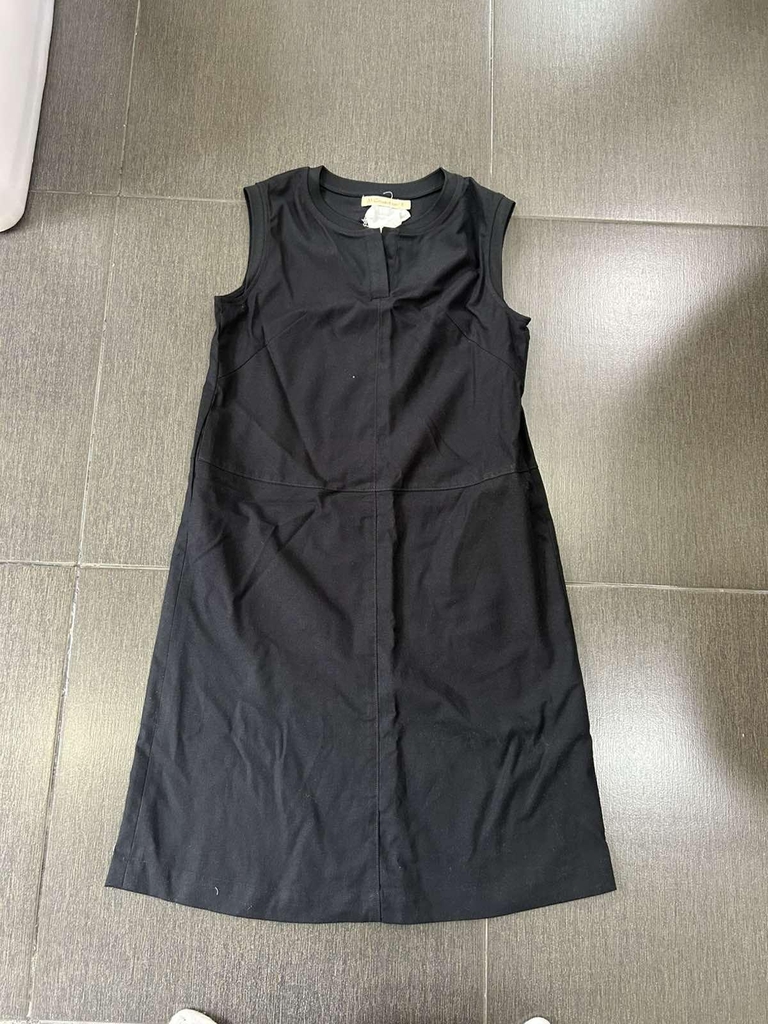 SWANLAKE | Váy Đầm Nữ Midi Suông Basic Sát Nách Cổ Tròn Cài Nút Vải Linen Trẻ Trung Dạo Phố D13840LW01