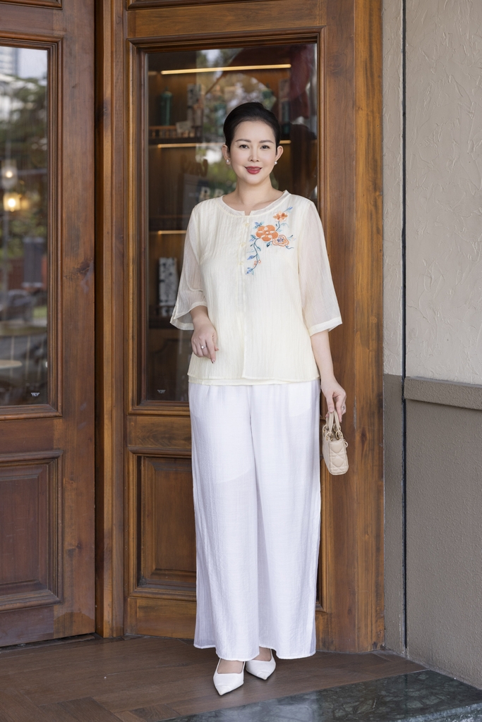 M COLLECTION | Áo Kiểu Nữ Trung Niên Tặng Mẹ Tơ Lót Lụa Hàn Thêu Hoa Cài Nút Tay Lỡ Xẻ 2 Mảnh A12848LW01