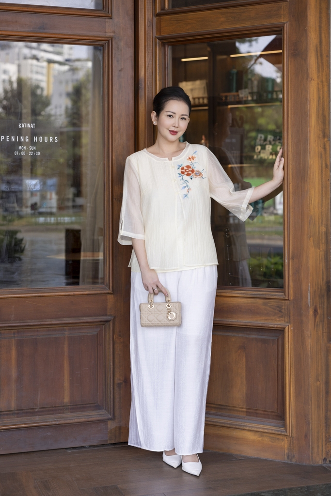 M COLLECTION | Áo Kiểu Nữ Trung Niên Tặng Mẹ Tơ Lót Lụa Hàn Thêu Hoa Cài Nút Tay Lỡ Xẻ 2 Mảnh A12848LW01