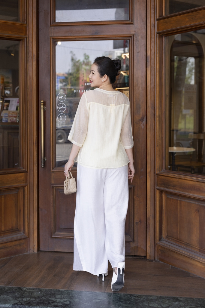 M COLLECTION | Áo Kiểu Nữ Trung Niên Tặng Mẹ Tơ Lót Lụa Hàn Thêu Hoa Cài Nút Tay Lỡ Xẻ 2 Mảnh A12848LW01