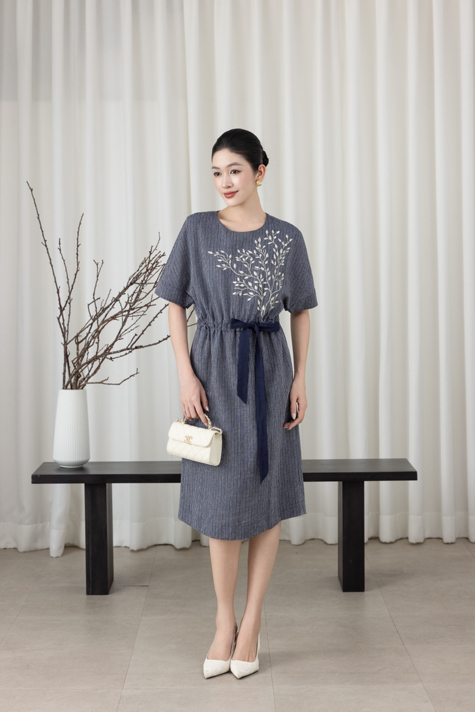 SWANLAKE | Váy Đầm Nữ Midi Tay Ngắn Thêu Hoa Linen Sọc Cổ Tròn Dây Rút Thắt Eo Công Sở D13612LW01