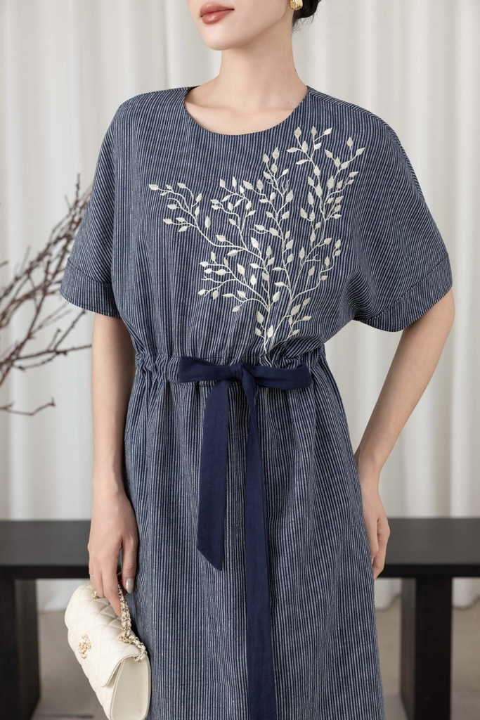 SWANLAKE | Váy Đầm Nữ Midi Tay Ngắn Thêu Hoa Linen Sọc Cổ Tròn Dây Rút Thắt Eo Công Sở D13612LW01