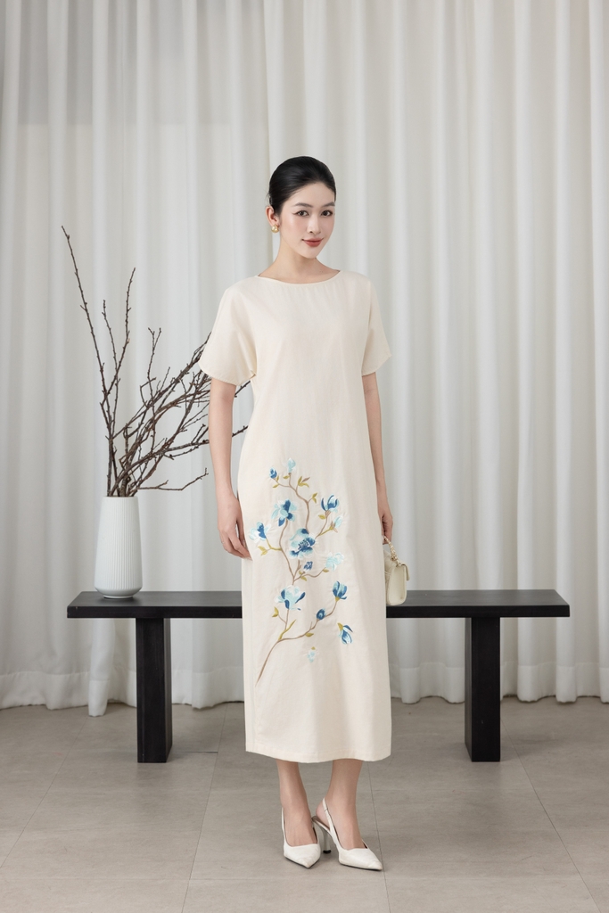 SWANLAKE | Váy Đầm Nữ Maxi Suông Tay Ngắn Cổ Tròn Vải Linen Thêu Hoa Có Túi Xẻ Tà Công Sở D13610LW01