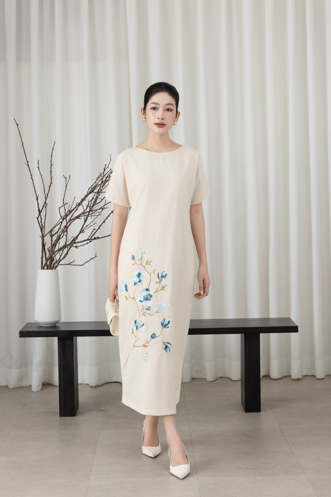 SWANLAKE | Váy Đầm Nữ Maxi Suông Tay Ngắn Cổ Tròn Vải Linen Thêu Hoa Có Túi Xẻ Tà Công Sở D13610LW01