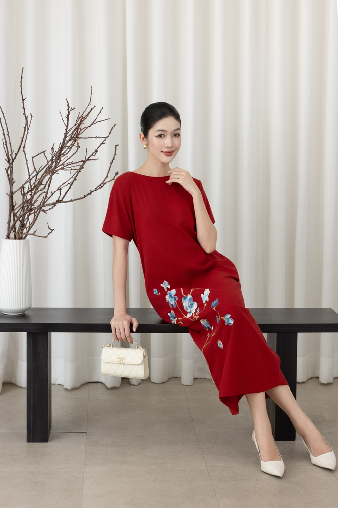 SWANLAKE | Váy Đầm Nữ Maxi Suông Tay Ngắn Cổ Tròn Vải Linen Thêu Hoa Có Túi Xẻ Tà Công Sở D13610LW01