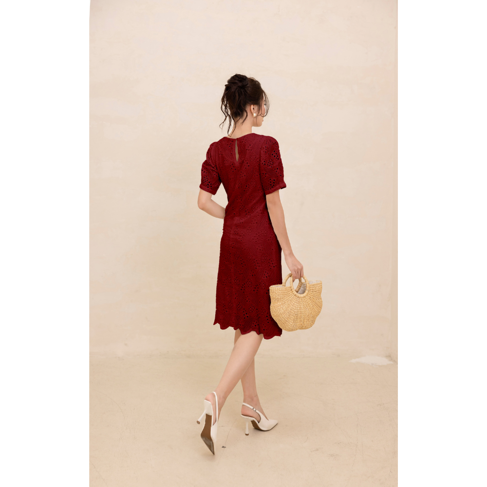 Đầm Suông Phom Ngắn Chất Cotton Thêu Đục Lỗ Swanlake- D12481LW01