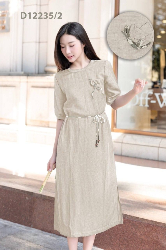 Đầm Linen Lụa Phom Suông Dài Trơn Phối Hoa 3D & Thắt Dây Màu Sắc - D12235LW01