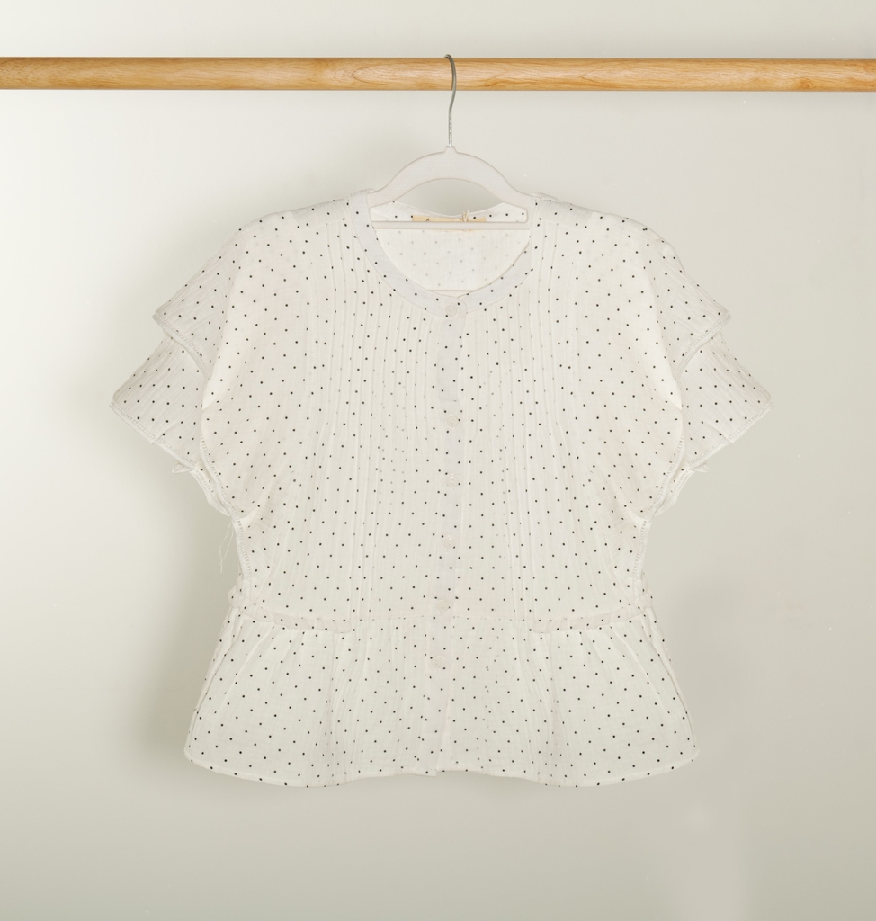 Áo Kiểu Ôm Eo Vải Xô Muslin Chấm Bi Swanlake - A11387LW01