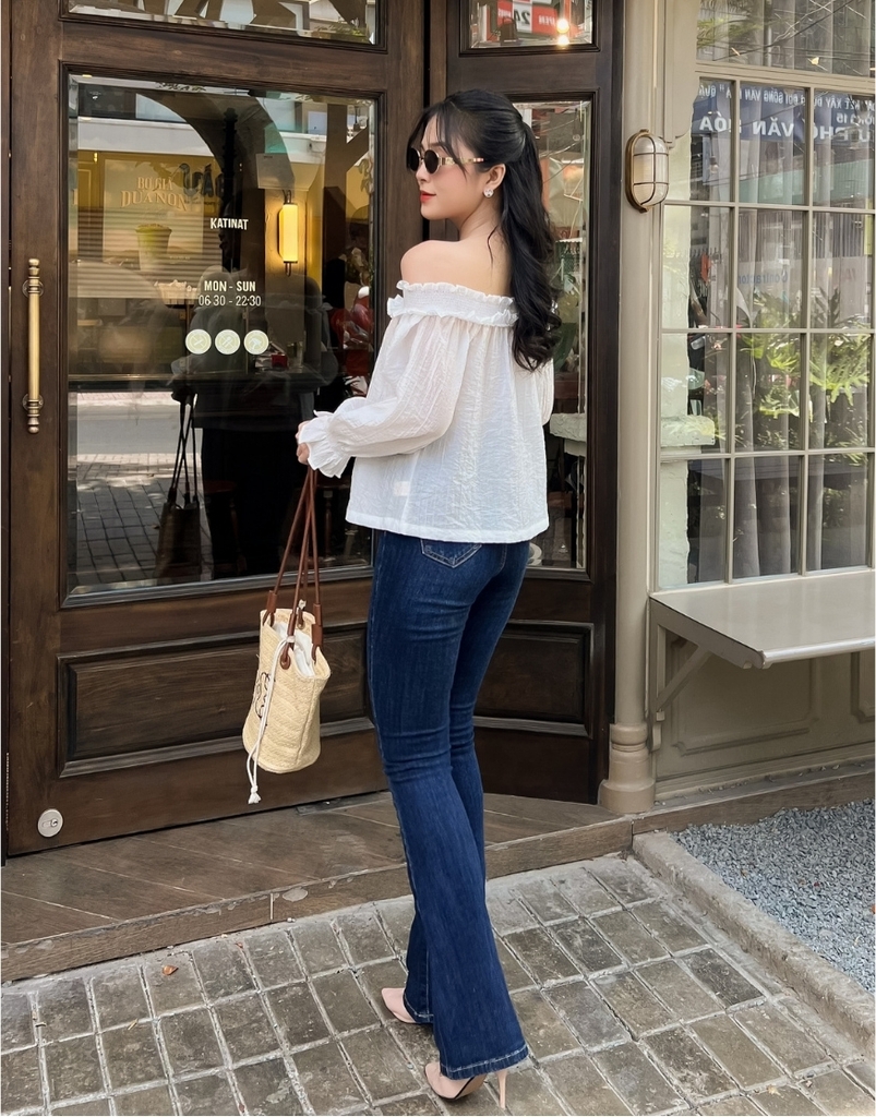 Áo Kiểu Trễ Vai Tơ Dập Ly Swanlake - A11466LW01