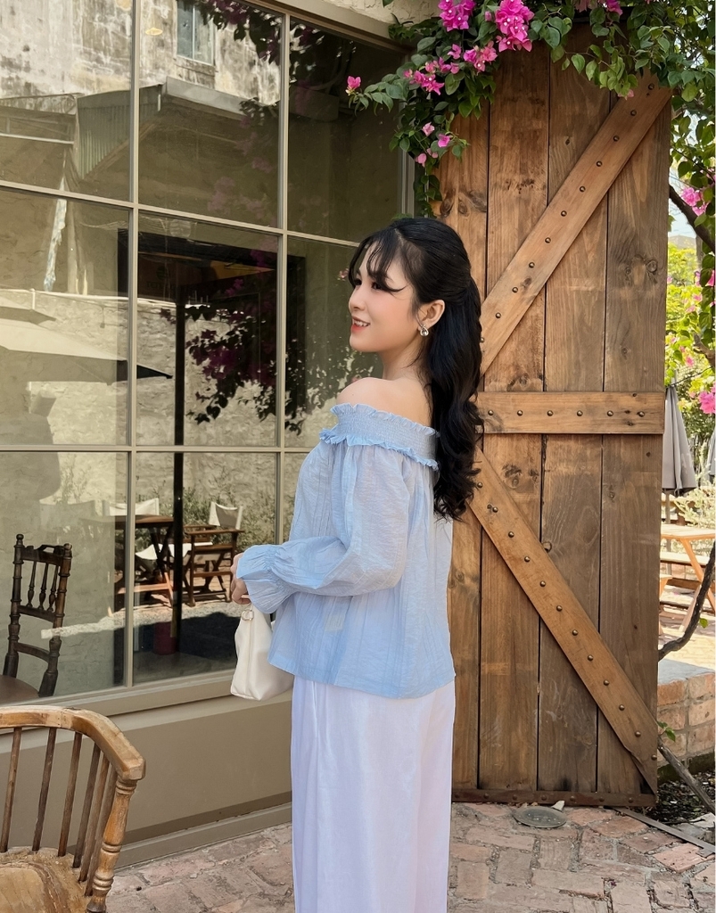 Áo Kiểu Trễ Vai Tơ Dập Ly Swanlake - A11466LW01