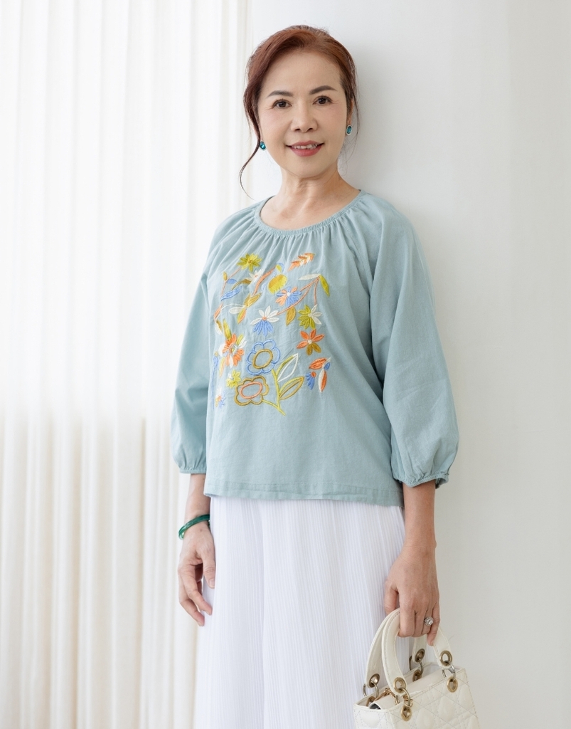Áo Trung Niên Linen Thêu Cổ Nhún Tay Lỡ - A11572LW01