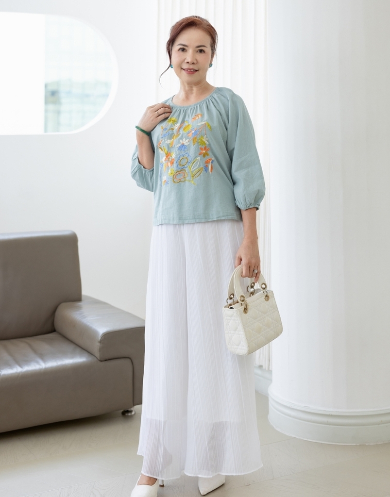 Áo Trung Niên Linen Thêu Cổ Nhún Tay Lỡ - A11572LW01