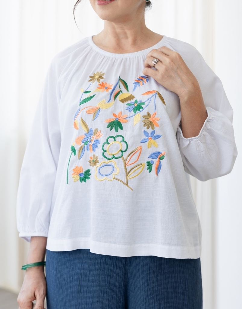 Áo Trung Niên Linen Thêu Cổ Nhún Tay Lỡ - A11572LW01