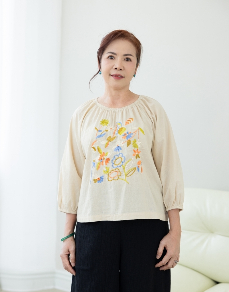 Áo Trung Niên Linen Thêu Cổ Nhún Tay Lỡ - A11572LW01