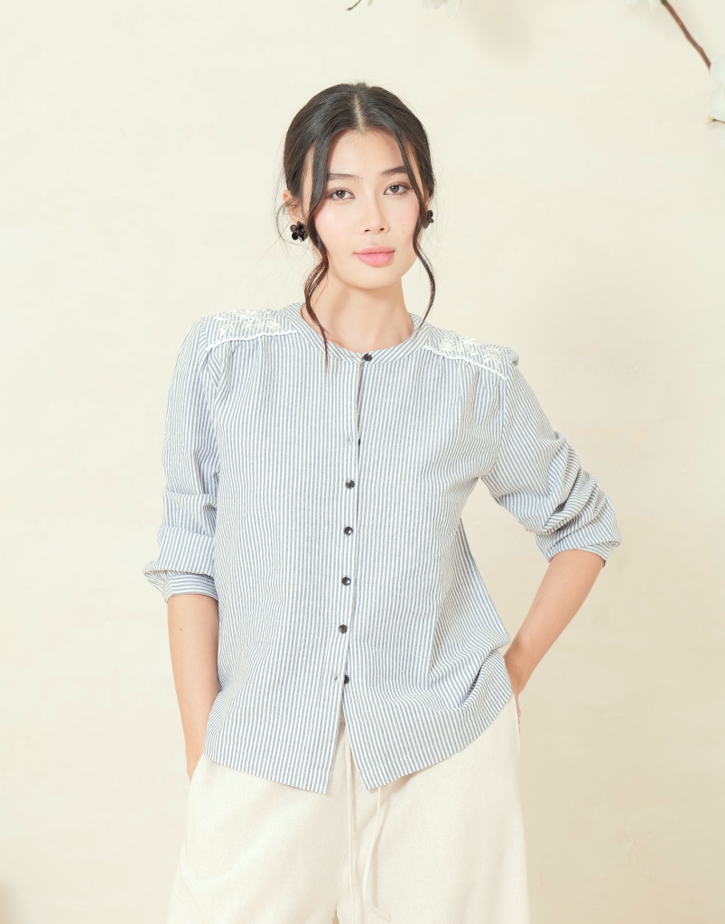 Áo Kiểu Thêu Hai Bên Vai Cotton Sọc Swanlake - A11895LW01