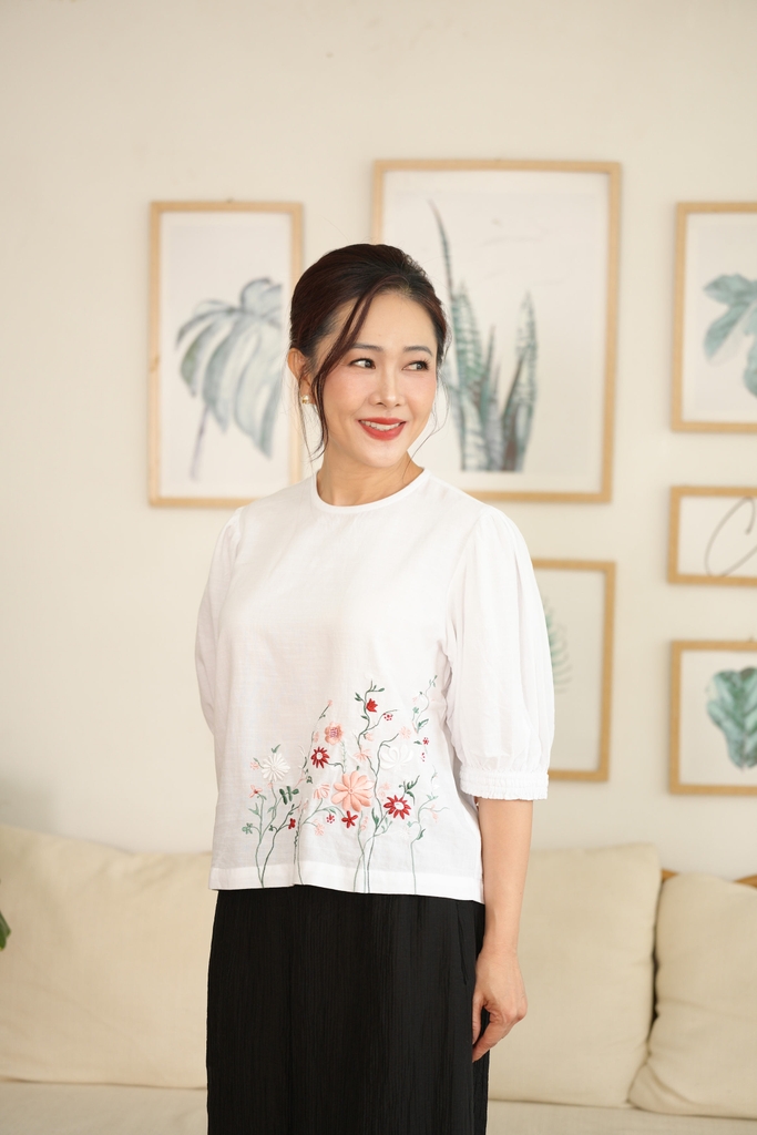 M-Collection - Áo Kiểu Tay Bí Cổ Tròn Thêu Hoa Chất Liệu Linen - A12004LW01