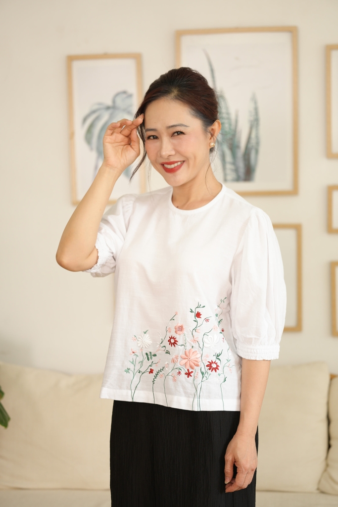 M-Collection - Áo Kiểu Tay Bí Cổ Tròn Thêu Hoa Chất Liệu Linen - A12004LW01