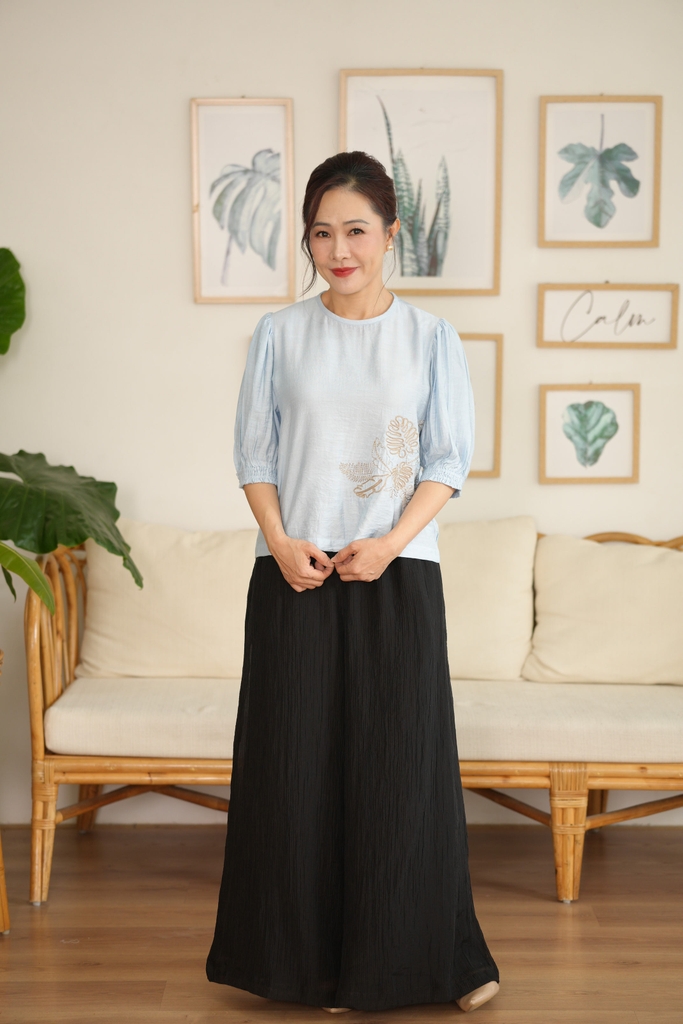 M-Collection - Áo Cổ Tròn Thêu Hoa Nhí Thêu Lụa Hàn - A11988LW01