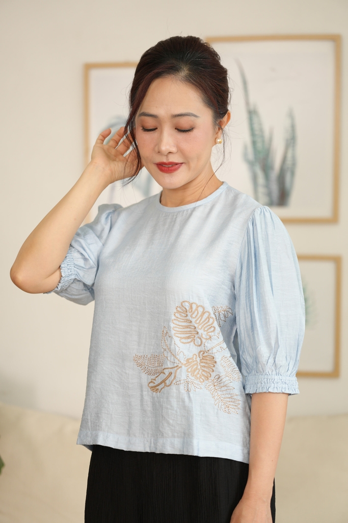 M-Collection - Áo Cổ Tròn Thêu Hoa Nhí Thêu Lụa Hàn - A11988LW01