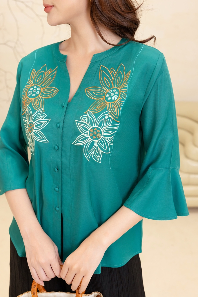 M-Collection - Áo Cổ Trụ Thêu Hoa Tay Dài Chất Liệu Vải Taffta - A12043LW01