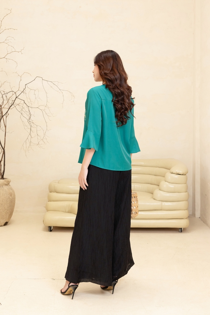 M-Collection - Áo Cổ Trụ Thêu Hoa Tay Dài Chất Liệu Vải Taffta - A12043LW01