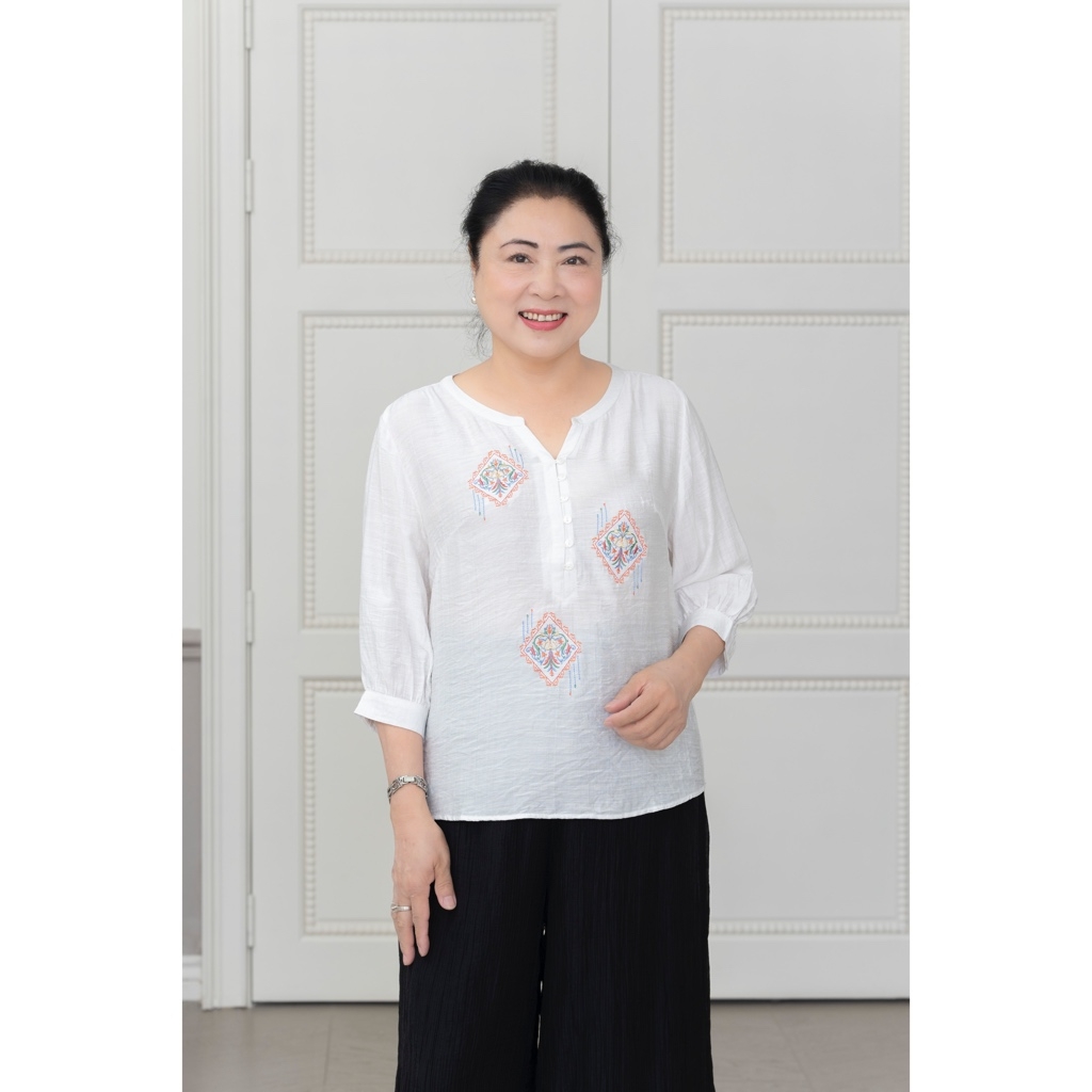 M-Collection - Áo Thêu Họa Tiết Cổ Trụ Chất Lụa Hàn - A12097LW01
