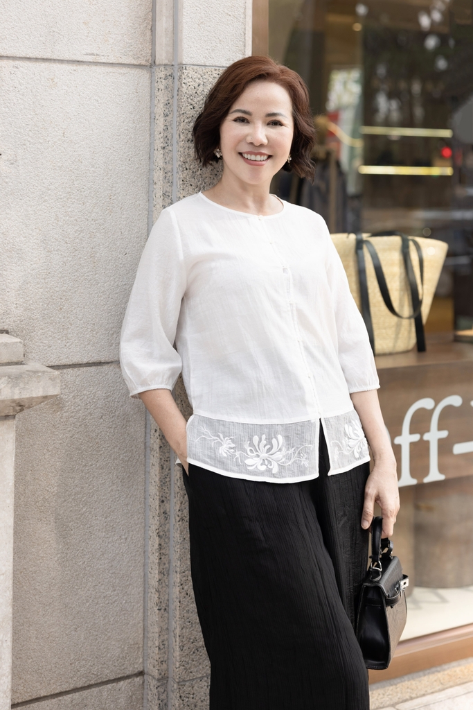 M Collection | Áo Trung Niên Tặng Mẹ Cổ Tròn Phom Rộng Thêu Chìm Phối Xốp Hàn - A12281LW01